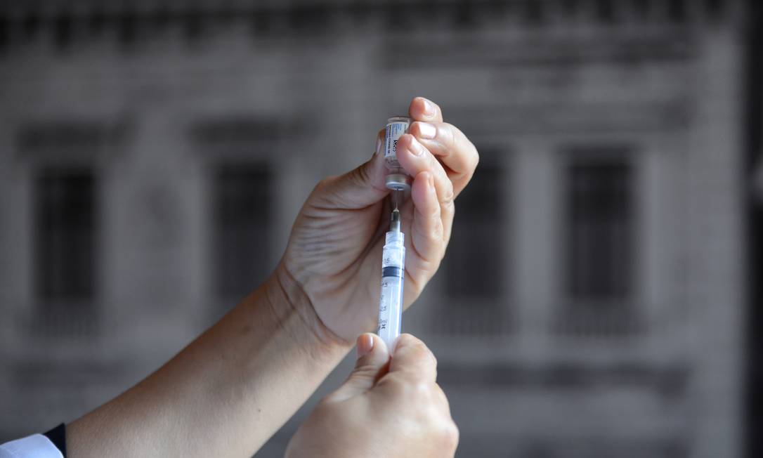 Prefeitura estuda maneiras de evitar a escolha de marca de vacina pela população Foto: FramePhoto / Agência O Globo