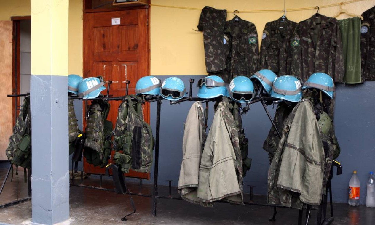 Fardas e equipamentos de proteção de militares brasileiros são pendurados em varal Foto: Luís Alvarenga / Agência O Globo - 10/06/2008
