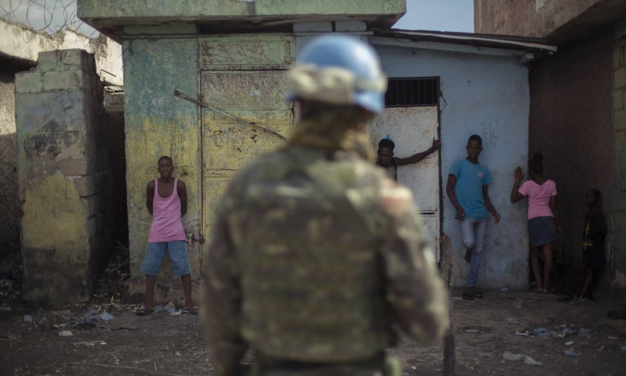 Militar do exército realiza a última patrula na favela de Cite Soleil, após 13 anos de operação no Haiti Foto: Daniel Marenco / Agência O Globo - 30/08/2017