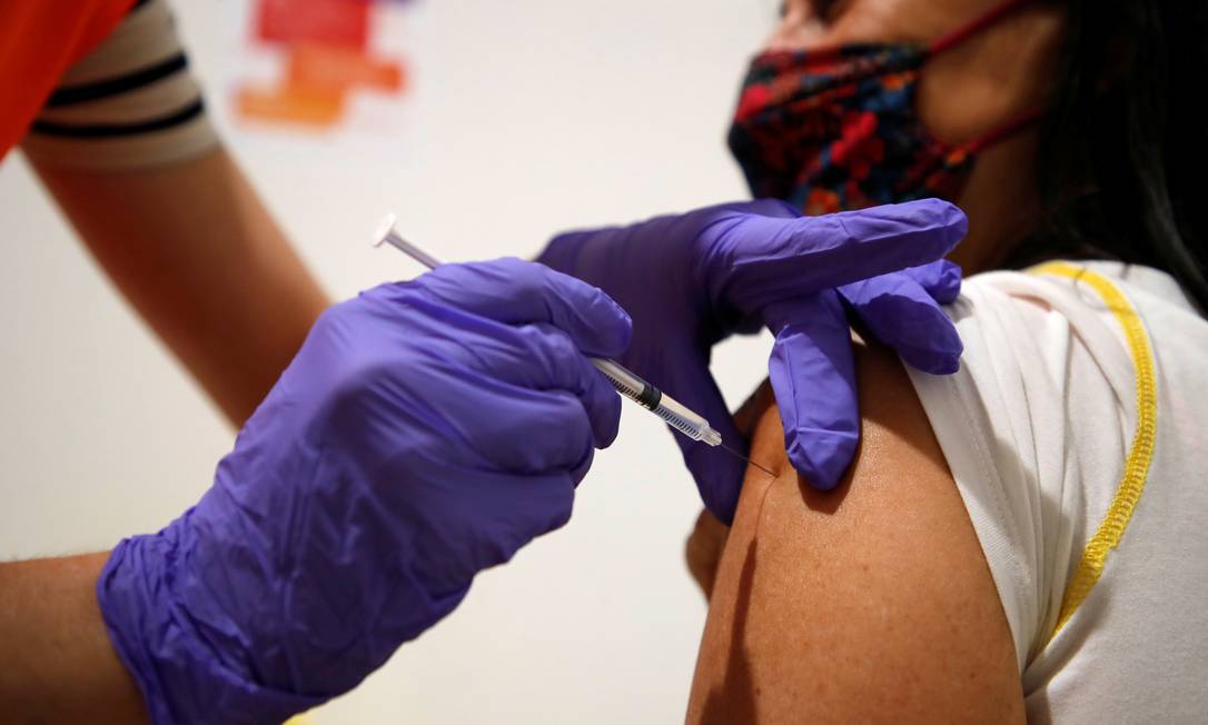 Profissional de saúde administra uma dose da vacina da Pfizer/BioNTech contra a Covid-19 em um centro de vacinação em Paris, França Foto: SARAH MEYSSONNIER / REUTERS