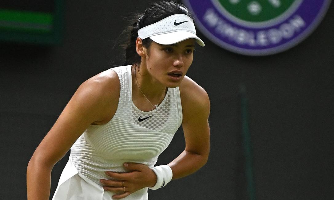 A jovem britânica Emma Raducanu passou mal durante a partida pela quarta rodada em Wimbledon Foto: BEN STANSALL / AFP