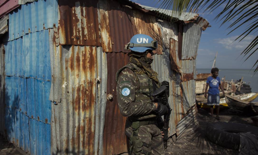 Militar das forças de paz da ONU realiza última patrula na favela de Cite Soleil, no Haiti Foto: Daniel Marenco / Agência O Globo/30-08-2017