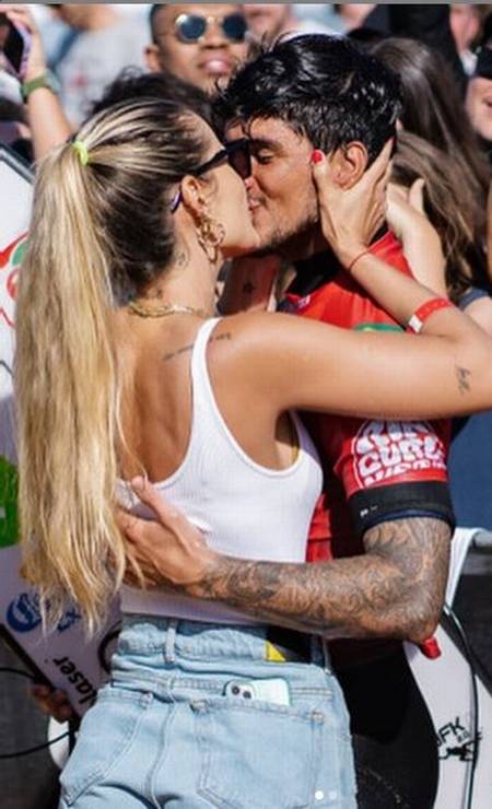 Surfista brasileiro Gabriel Medina beijando a mulher, a modelo Yasmin Brunet Foto: Reprodução