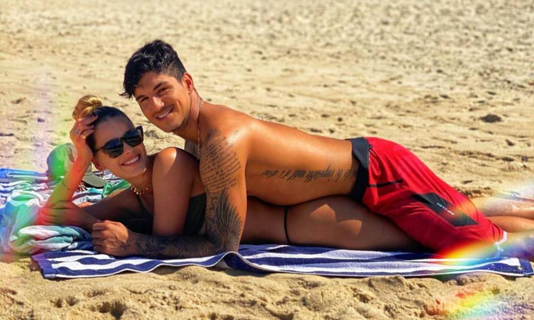 O casal posou mais apaixonado que nunca direto de Maresias, no litoral paulista, onde está passando o isolamento Foto: Divulgação