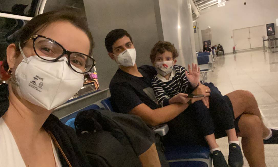 Sara Meirinho com seu marido, Bruno Peres, e o filho do casal, Théo, de cinco anos, esperam um voo num aeroporto durante a viagem de férias da família Foto: Acervo pessoal