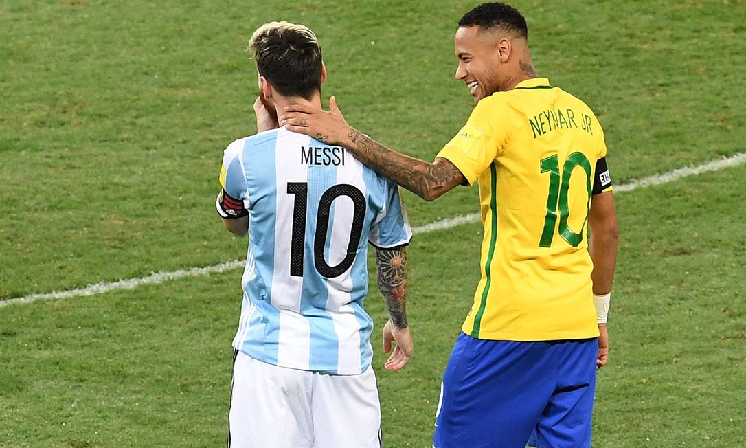 Messi e Neymar em confronto entre Argentina e Brasil pelas eliminatórias da Copa do Mundo de 2018, no Mineirão Foto: EVARISTO SA / AFP