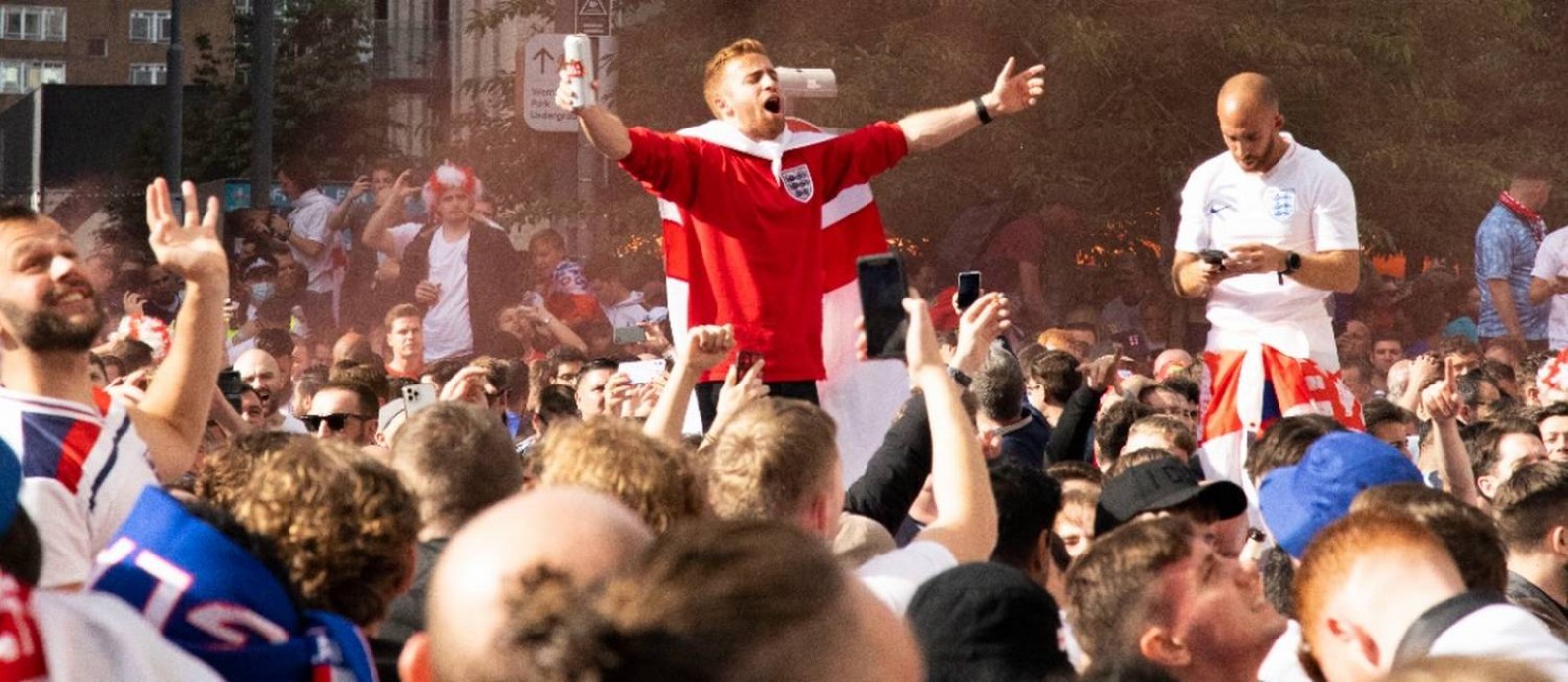 Torcedores ingleses festejam do lado de fora de Wembley, em Londres Foto: Yan Cucco