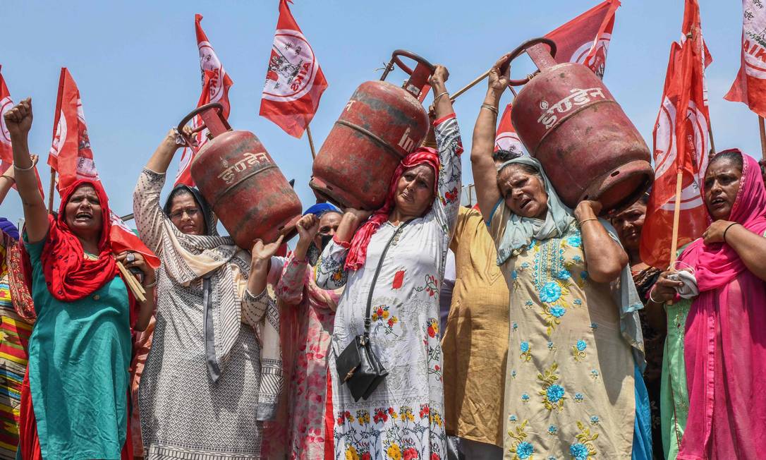 Ativistas seguram cilindros de GLP (Gás de Petróleo Liquefeito) em protesto contra o aumento nos preços da gasolina, diesel e gás de cozinha em Amritsar, na Índia Foto: NARINDER NANU / AFP
