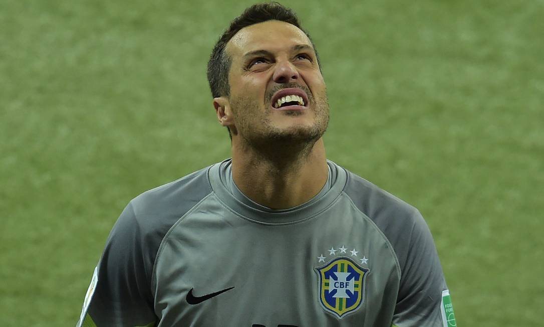 Julio César era o goleiro titular da seleção na época, e já está aposentado. Ele pendurou as chuteiras em 2018, jogando pelo Flamengo, seu clube de coração Foto: GABRIEL BOUYS / Agência Globo