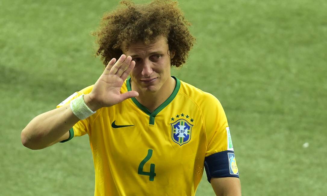 O zagueiro de 34 anos David Luiz ficou marcado pelo choro após o 7 a 1 Foto: GABRIEL BOUYS / Agência O Globo