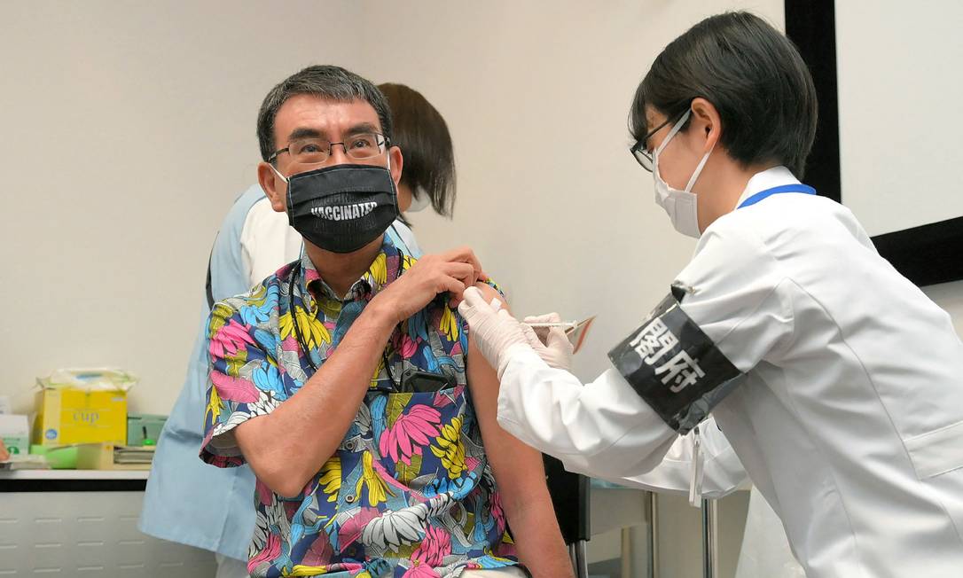 Ministro Taro Kono recebe vacina contra a Covid-19 Foto: STR / JIJI PRESS / AFP