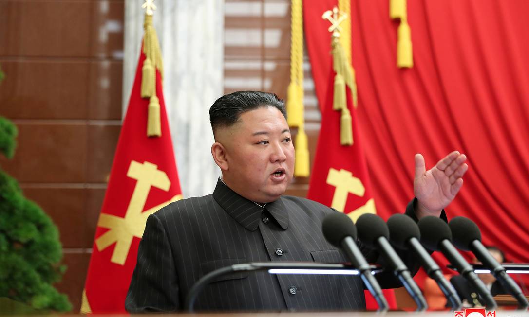 Kim Jong-un discursa durante encontro do Comitê Central do Partido dos Trabalhadores da Coreia, em Pyongyang Foto: KCNA / via REUTERS
