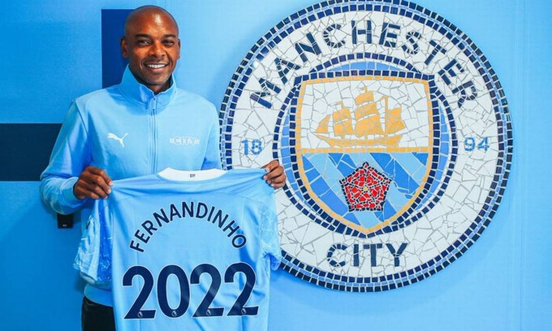 Para a temporada 2019/20, Fernandinho passou a atuar como zagueiro, e continuou recebendo elogios do técnico Pep Guardiola. No mês passado, o clube anunciou a renovação de contrato com o brasileiro por mais um ano Foto: Reprodução