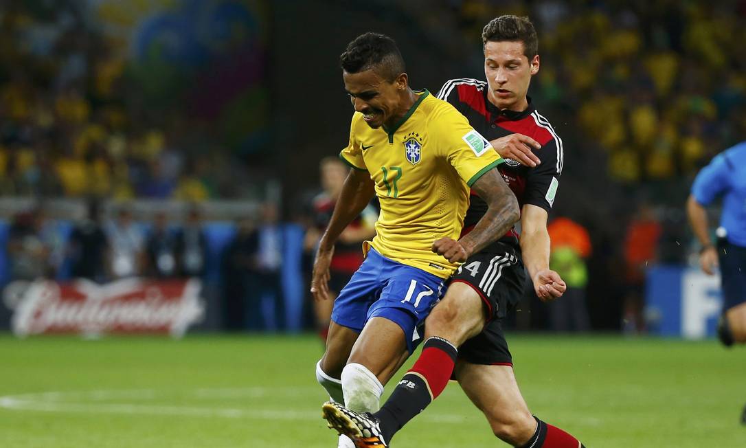 Atleta do Wolfsburg na Copa do Mundo do Brasil, o volante Luiz Gustavo hoje tem de 33 anos. Desde que Tite assumiu, ele não foi mais convocado para a seleção Foto: DAMIR SAGOLJ / Agência O Globo