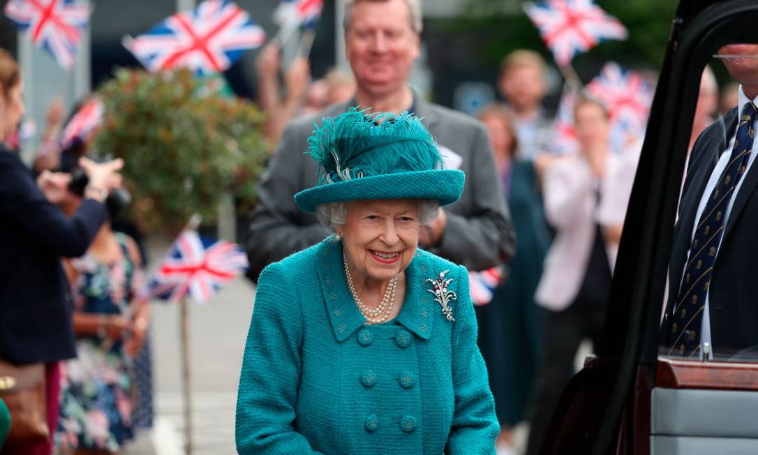 Rainha Elizabeth II visita o set da longa série de televisão Coronation Street, em Manchester, Inglaterra. Foto: WPA Pool / Getty Images