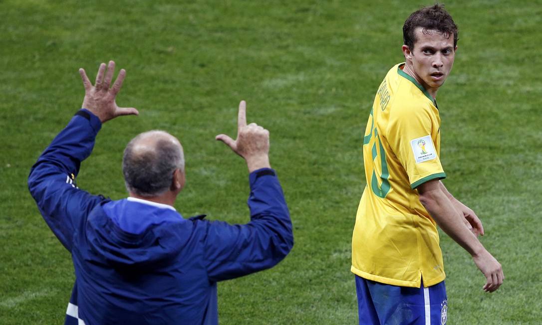 Bernard era o jogador mais novo do elenco da seleção brasileira em 2014. Ele foi o escolhido de Felipão para substituir Neymar, machucado, contra a Alemanha. Na época, era atleta do Shakhtar Donetsk Foto: DAVID GRAY / Agência O Globo