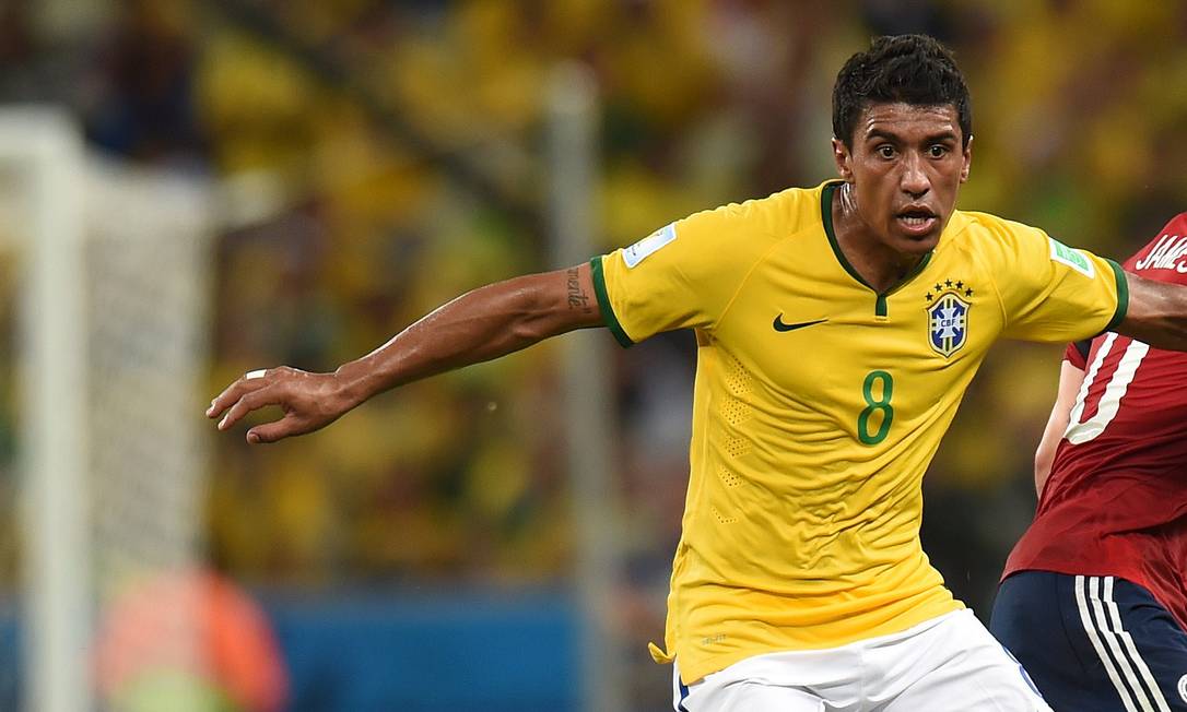 O volante Paulinho viu o 5 a 0 do primeiro tempo do banco de reservas, e entrou no intervalo. Na época, ele era atleta do Tottenham, da Inglaterra Foto: VANDERLEI ALMEIDA / Agência O Globo