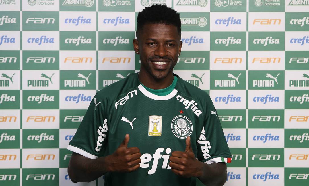 O jogador Ramires é apresentado como o mais novo jogador da SE Palmeiras, antes do treinamento, na Academia de Futebol. Foto: Cesar Greco / Agência O Globo