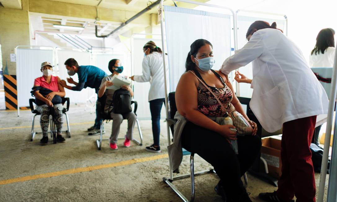 Pessoas recebem doses de vacina contra a Covid-19 em Caracas, na Venezuela Foto: LEONARDO FERNANDEZ VILORIA / REUTERS