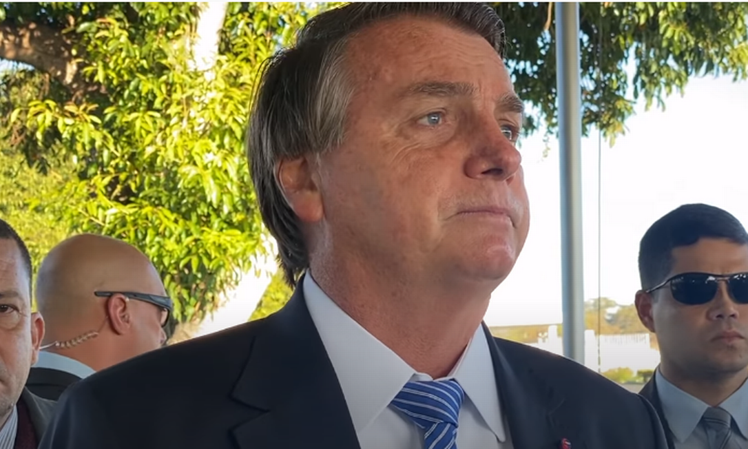 O presidente Jair Bolsonaro conversa com apoiadores no Palácio da Alvorada Foto: Reprodução/Youtube