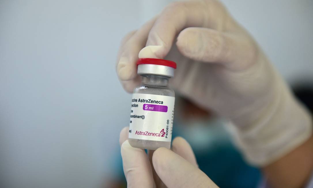 Uma enfermeira segura um frasco da vacina AstraZeneca / Oxford Foto: Madaree Tohlala / AFP