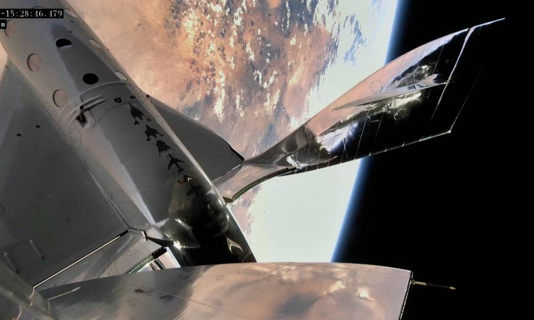 A nave espacial da Virgin Galactic retornou à Terra por meio de um sistema semelhante ao movimento de uma peteca de badmington. A nave deslizou para fazer um pouso na pista nas instalações do Spaceport America, no Novo México Foto: HANDOUT / AFP