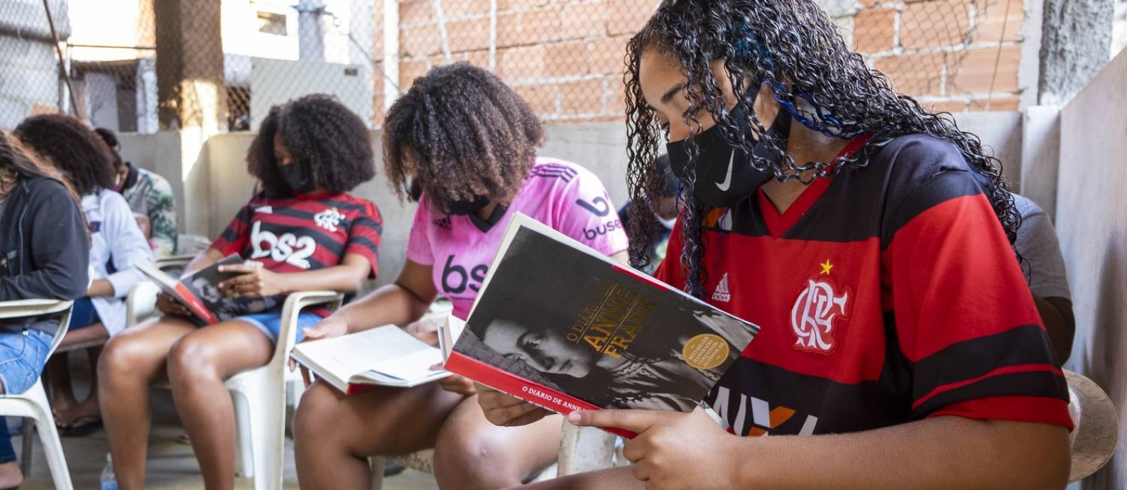 Jovens do Borel leem "O diário de Anne Frank" Foto: Sergio Greif / Divulgação