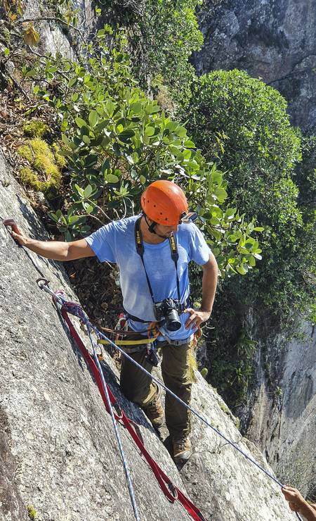 O fotógrafo durante escalada: paixão pela aventura e pela fotografia Foto: Vitor Marigo
