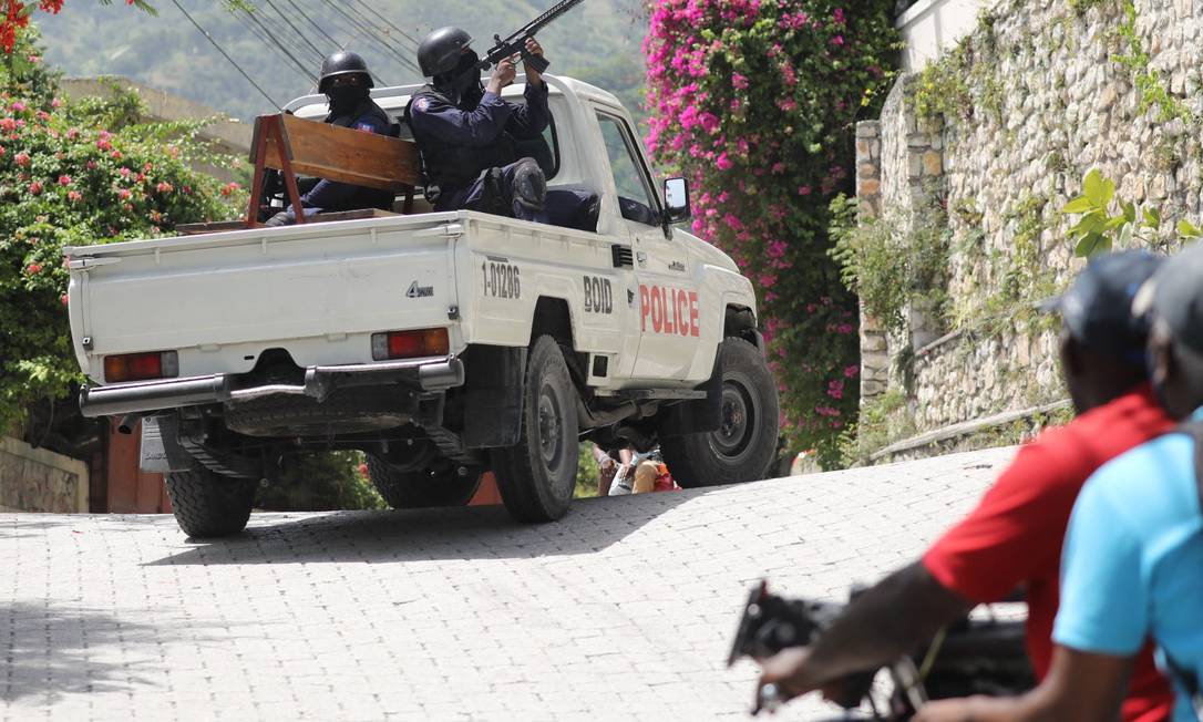 Policiais patrulham a Embaixada de Taiwan em Porto Príncipe, capital do Haiti Foto: VALERIE BAERISWYL / AFP