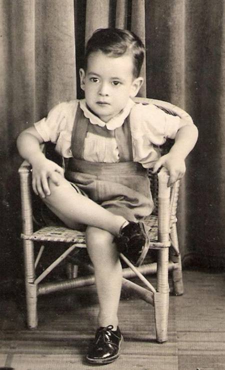 O cantor Ney Matogrosso aos 3 anos