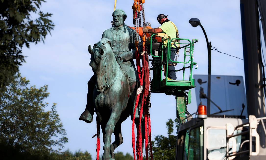 Estátua de Robert E. Lee sendo removida em Charlottesville Foto: EVELYN HOCKSTEIN / REUTERS