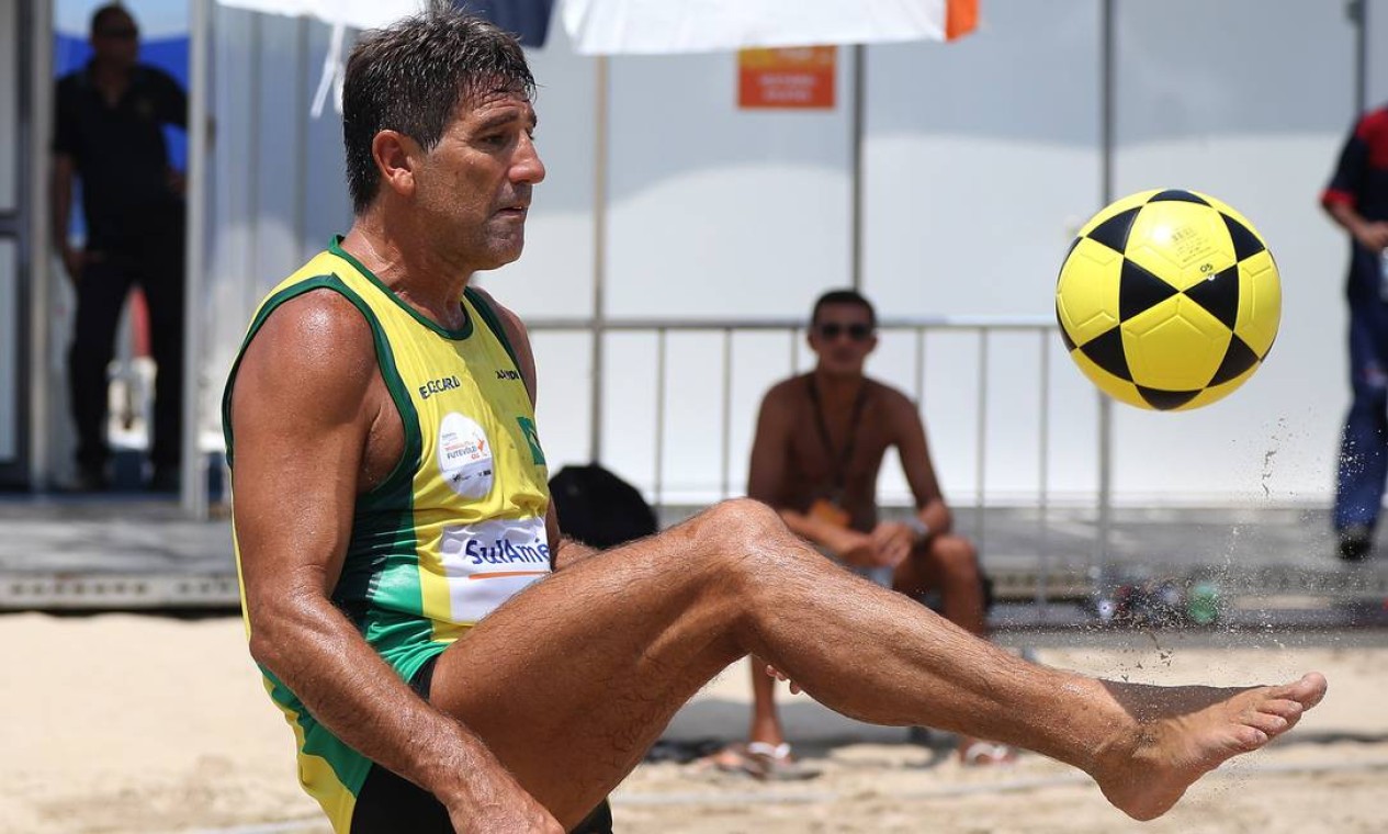 Renato Gaúcho jogou o Mundialito de Futevôlei 4x4, em 2013, realizado em Copacabana Foto: Arquivo O Globo - 08/03/2013