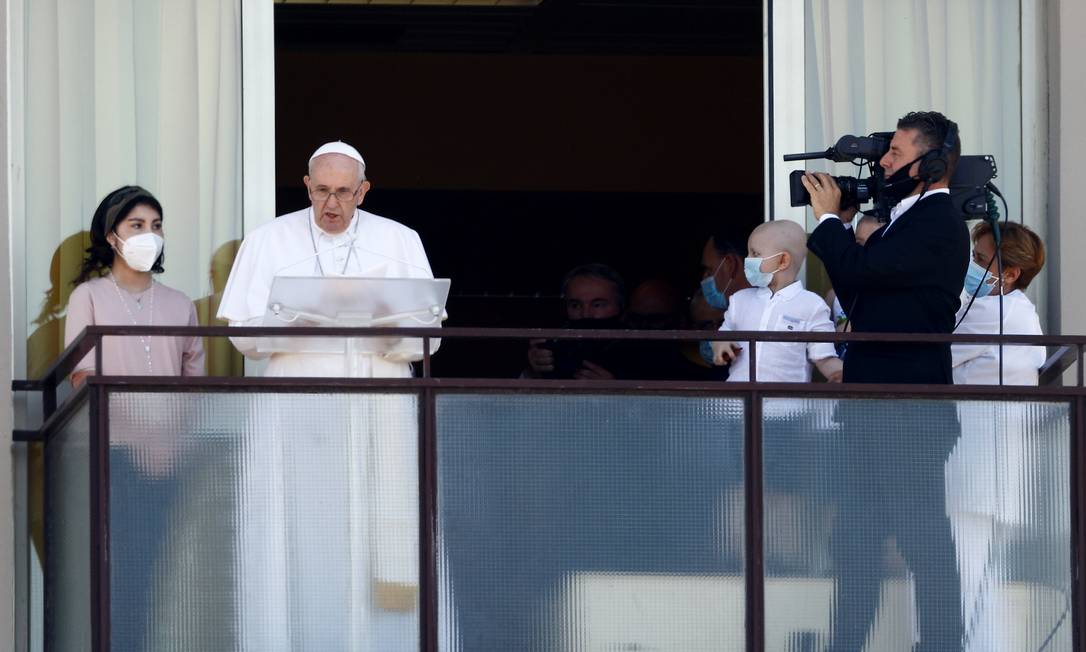 Papa Francisco conduz oração de uma varanda do hospital Gemelli, enquanto se recupera após uma cirurgia, em Roma, Itália, 11 de julho de 2021 Foto: GUGLIELMO MANGIAPANE / REUTERS