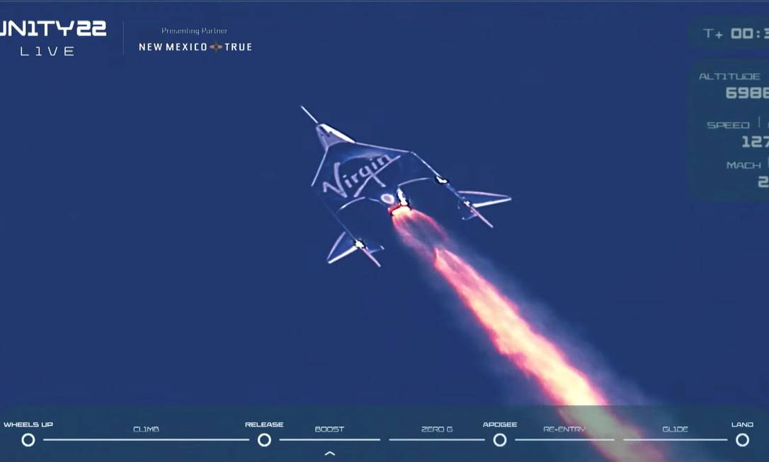 O foguete de passageiros VSS Unity da Virgin Galactic, transportando o bilionário Richard Branson e sua tripulação, começa sua ascensão até a borda do espaço Foto: VIRGIN GALACTIC / via REUTERS