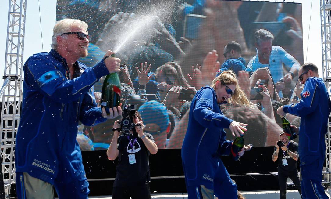 Após aterrisar, Richard Branson e a tripulação comemoraram o sucesso do lançamento Foto: JOE SKIPPER / REUTERS