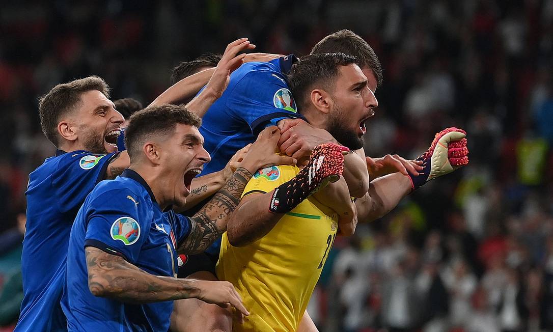 Italianos festejam título da Eurocopa Foto: LAURENCE GRIFFITHS / AFP
