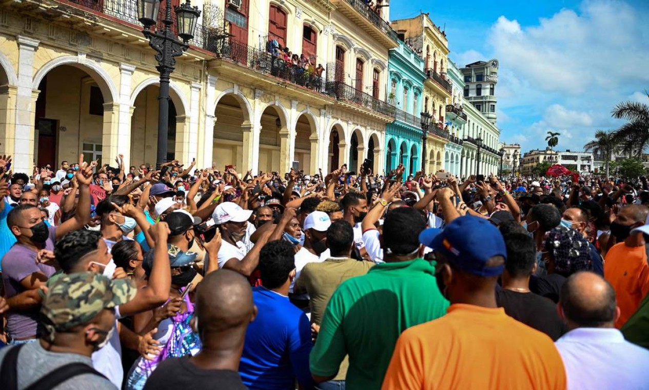 Milhares de cubanos marcharam pelas ruas de Havana neste domingo, em um ato raro contra o governo, aos gritos de "abaixo a ditadura "e" queremos liberdade" Foto: YAMIL LAGE / AFP