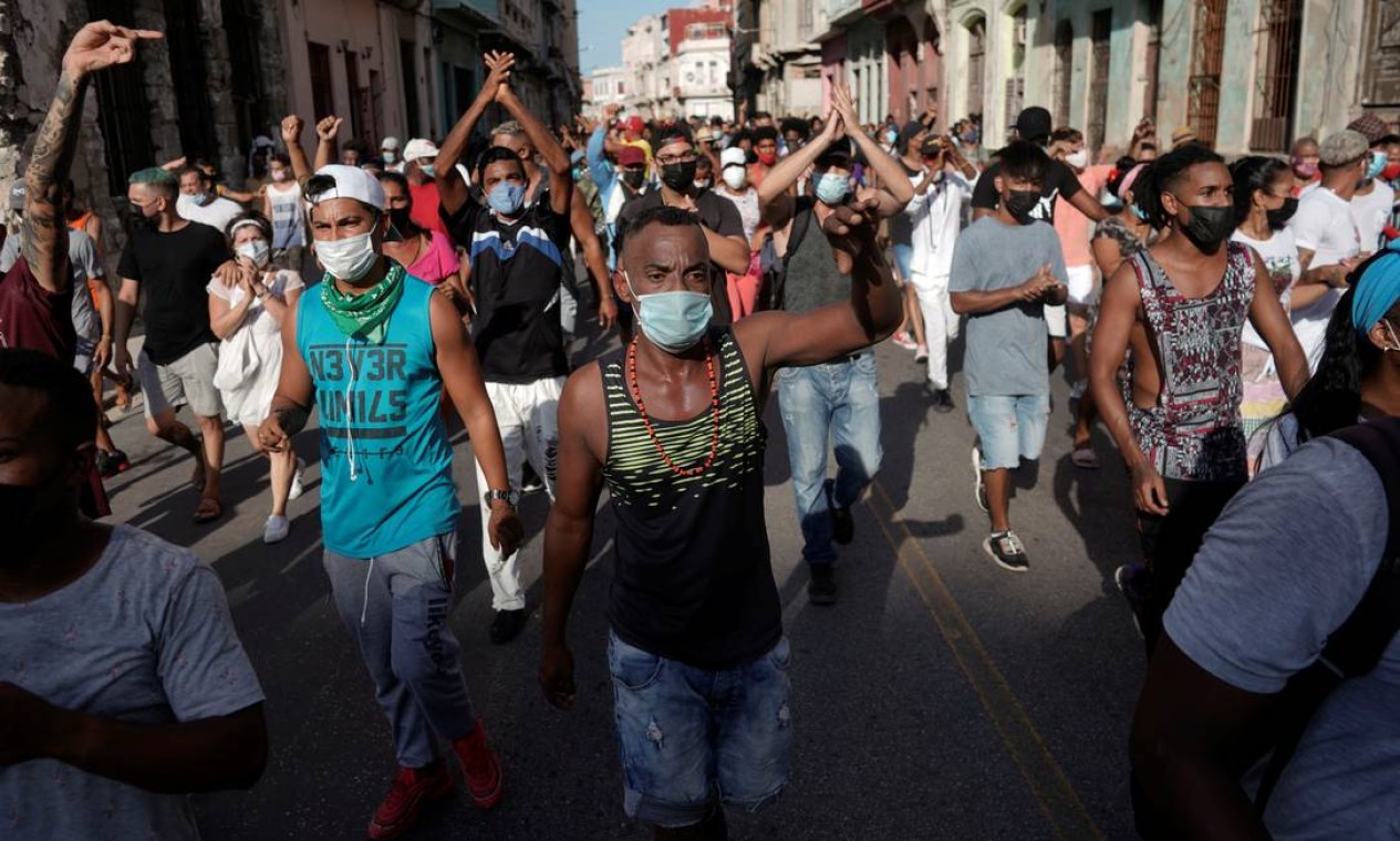 Manifestantes marcham pelas ruas da capital, Havana, durante ato contra governo do presidente Miguel Díaz-Canel Foto: ALEXANDRE MENEGHINI / REUTERS