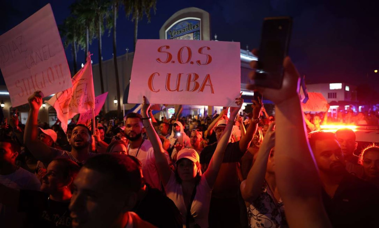 Manifestações similares ocorreram também fora da ilha. Em Miami, na Flórida, pessoas se reuniram perto de Versalhes, um restaurante cubano no bairro de Little Havana, em apoio aos protestos em Cuba Foto: Anna Moneymaker / AFP