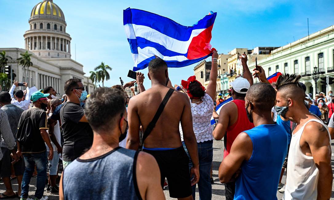 Cubanos protestam em frente à sede do Congresso contra governo do presidente Miguel Díaz-Canel em Havana Foto: YAMIL LAGE / AFP/11-07-2021