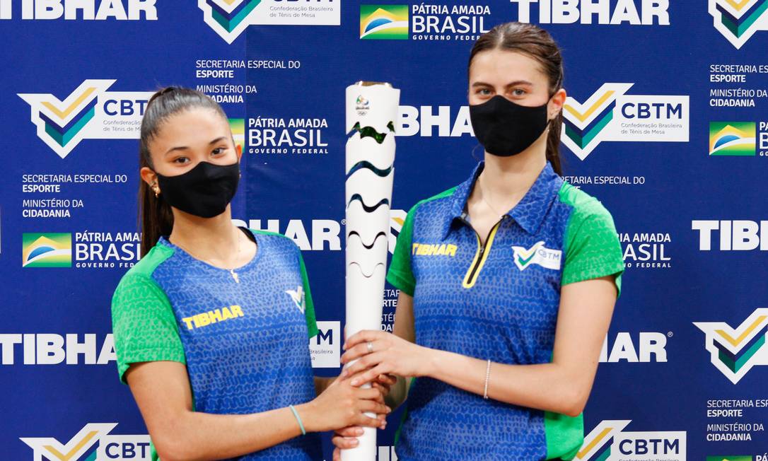 Antes, ainda no Brasil, as irmãs posaram com a tocha olímpica Foto: Reprodução CBTM