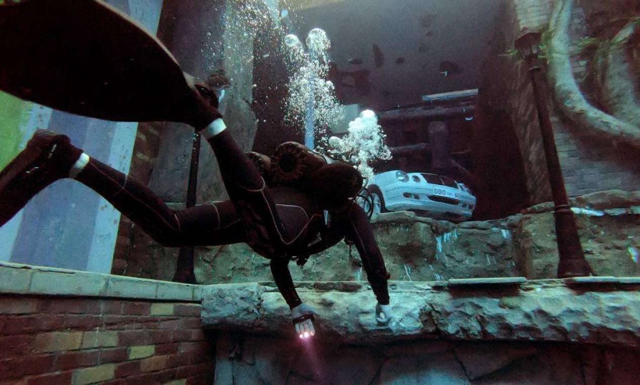 Carro submerso na Deep Dive Dubai, de 60 metros de profundidade, nos Emirados Árabes Unidos. A cidade dos superlativos, Dubai agora tem a piscina mais profunda do planeta com uma "cidade submersa" para os mergulhadores explorarem. Foto: GIUSEPPE CACACE / AFP