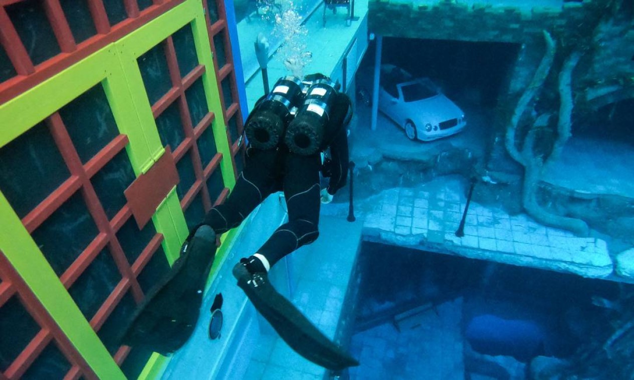 Estruturas da Deep Dive Dubai, de 60 metros de profundidade, nos Emirados Árabes Unidos. A cidade dos superlativos, Dubai agora tem a piscina mais profunda do planeta com uma "cidade submersa" para os mergulhadores explorarem. Foto: GIUSEPPE CACACE / AFP