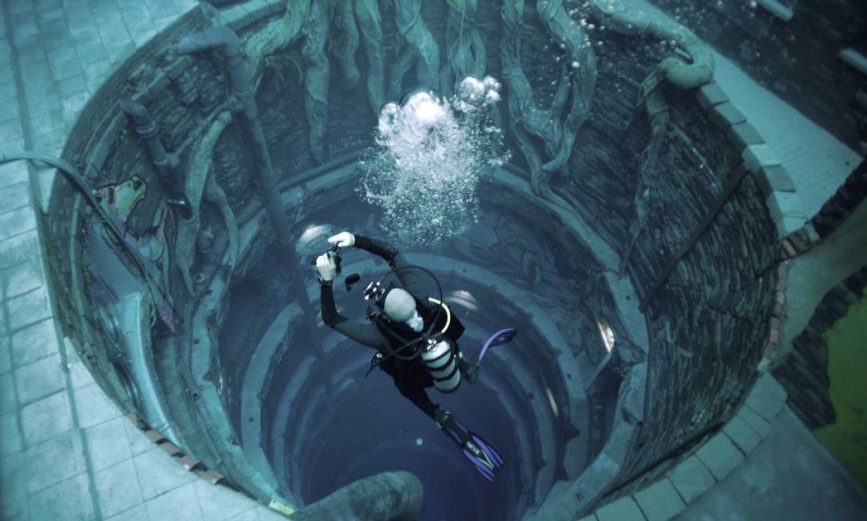 A piscina Deep Dive Dubai, de 60 metros de profundidade, nos Emirados Árabes Unidos. A cidade dos superlativos, Dubai agora tem a piscina mais profunda do planeta com uma "cidade submersa" para os mergulhadores explorarem. Foto: GIUSEPPE CACACE / AFP