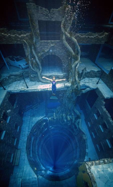 Há inclusive árvores na piscina Deep Dive Dubai, de 60 metros de profundidade, nos Emirados Árabes Unidos. A cidade dos superlativos, Dubai agora tem a piscina mais profunda do planeta com uma "cidade submersa" para os mergulhadores explorarem. Foto: DEEP DIVE DUBAI / via REUTERS