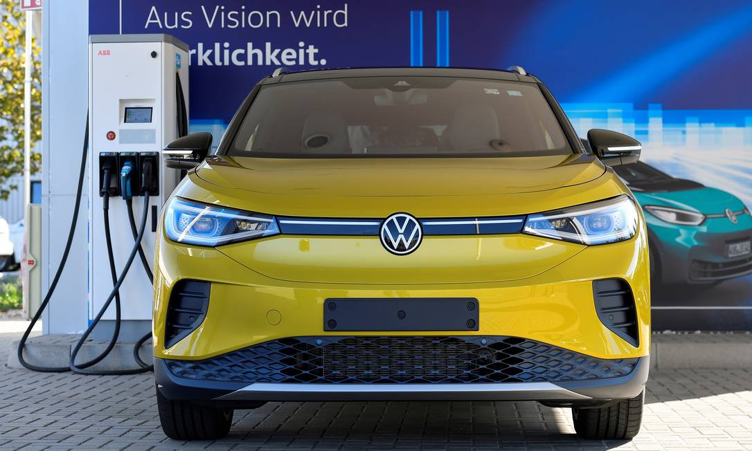 FILE PHOTO: The new electric Volkswagen model ID. 4 is shown during a media presentation in Zwickau, Germany, September 18, 2020. REUTERS/Matthias Rietschel/File Photo Foto: MATTHIAS RIETSCHEL / Reuters