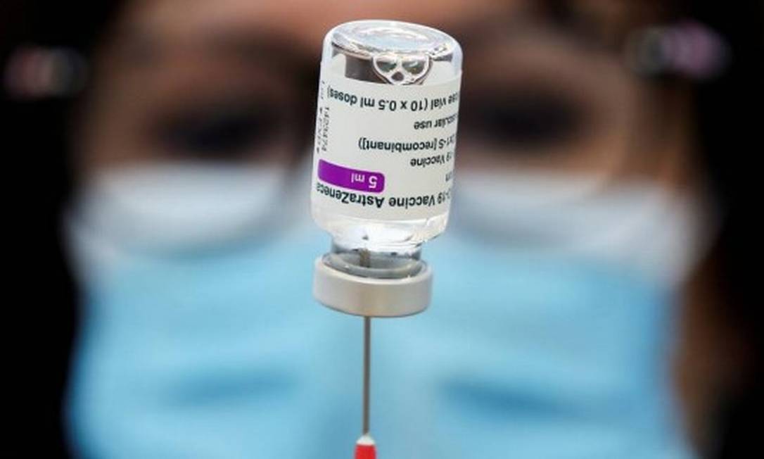 Enfermeira prepara uma dose da vacina AstraZeneca/Oxford para aplicação Foto: YVES HERMAN/REUTERS