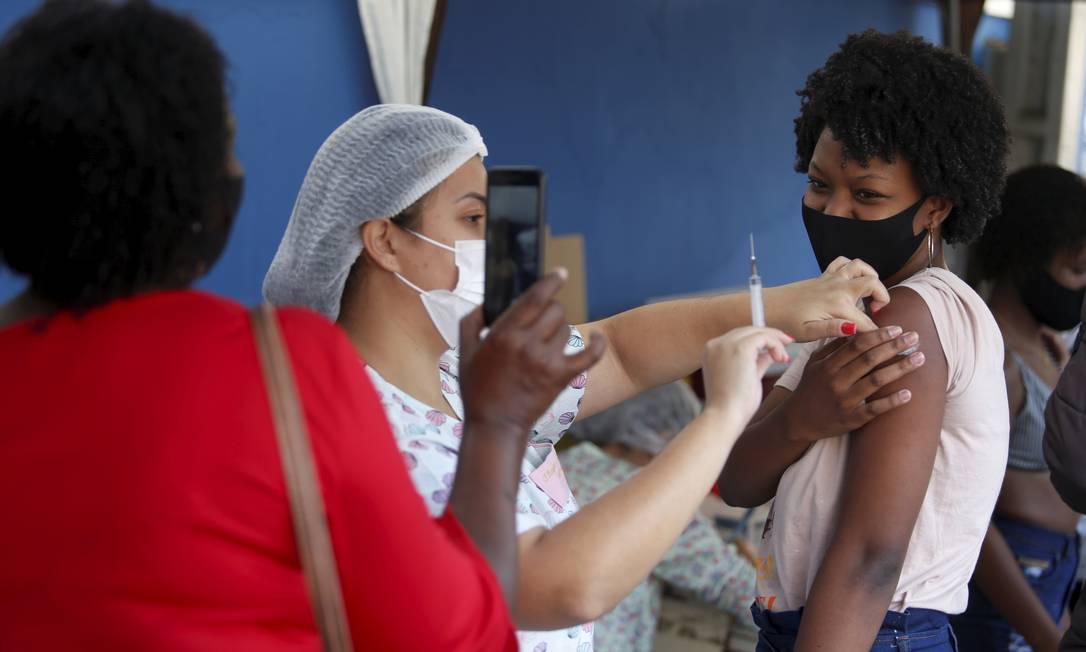 Vacinação em população de 18 anos ou mais no Polo Sanitário Washington Luiz, São Gonçalo, Rio de Janeiro Foto: FABIANO ROCHA / Agência O Globo