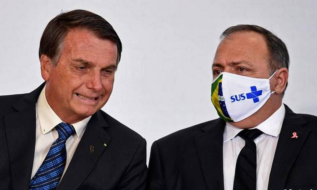 O presidente Jair Bolsonaro e o ex-ministro da Saúde Eduardo Pazuello Foto: AFP