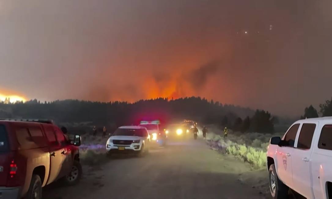 Equipes de bombeiros vão até as áreas de incêndio no Oregon Foto: Reprodução de vídeo